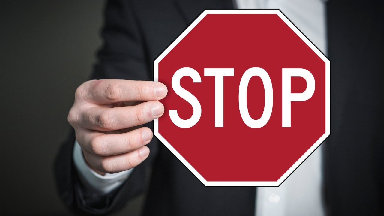 Le mot "stopper" vient de l'anglais "to stop". 