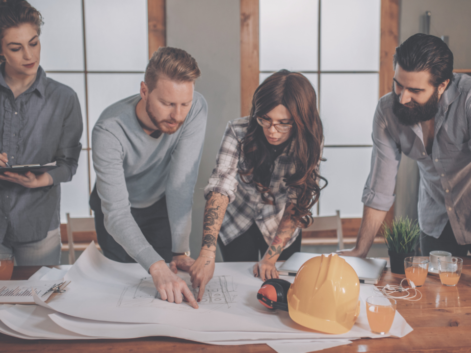 Une équipe d'architectes discute d'un projet.