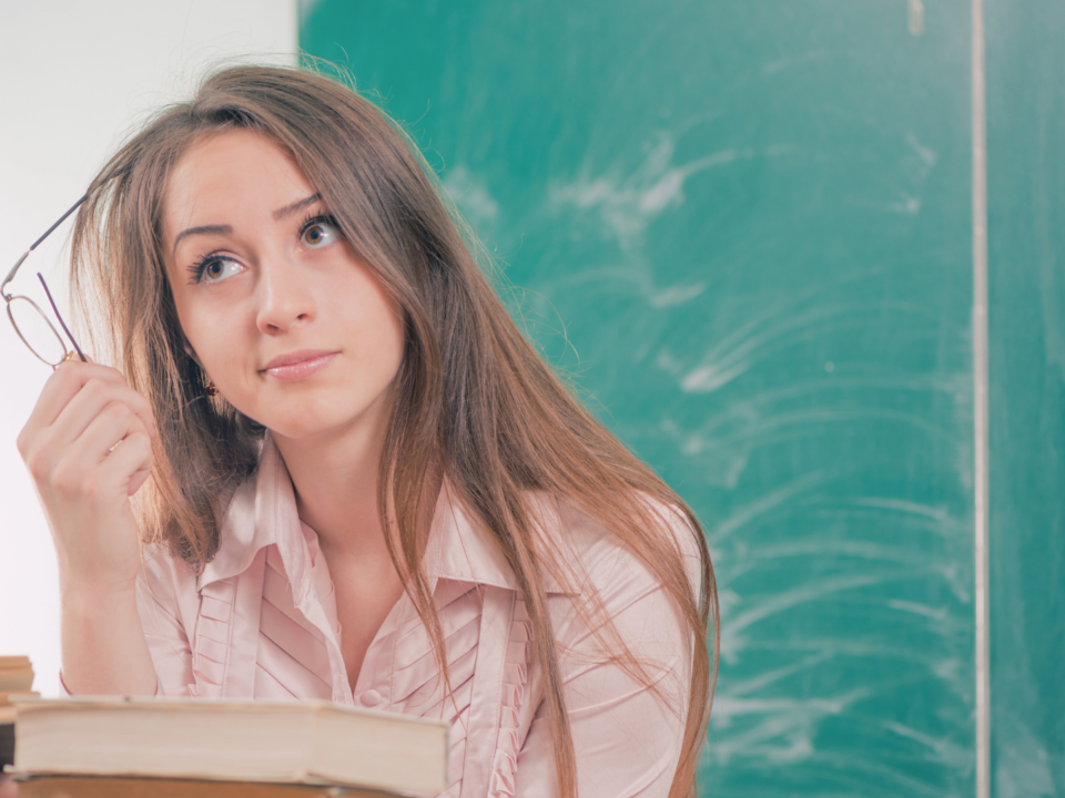 Une élève réfléchit dans une salle de classe.