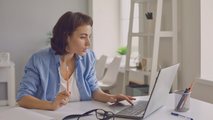Une femme travaille sur son ordinateur portable.