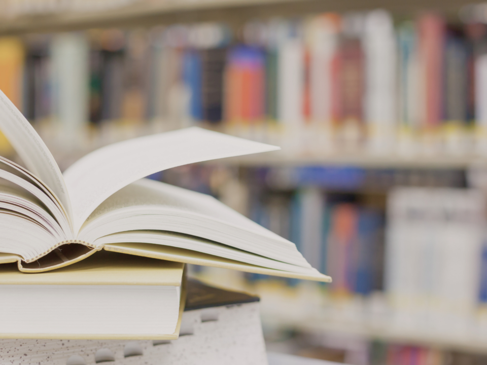 Un dictionnaire est ouvert sur un bureau de bibliothèque.