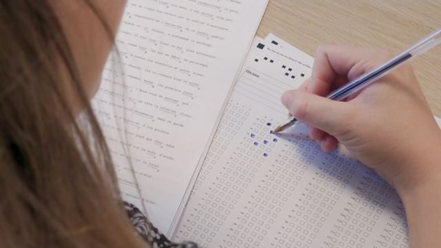 Une jeune fille passe le Certificat Voltaire.