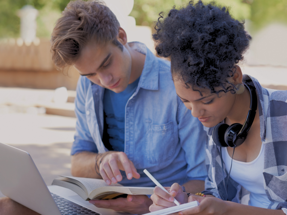 Des étudiants révisent sur un banc.