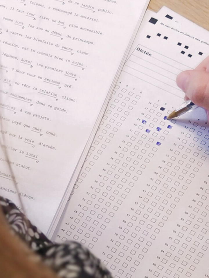Jeune fille qui passe l'épreuve du Certificat Voltaire