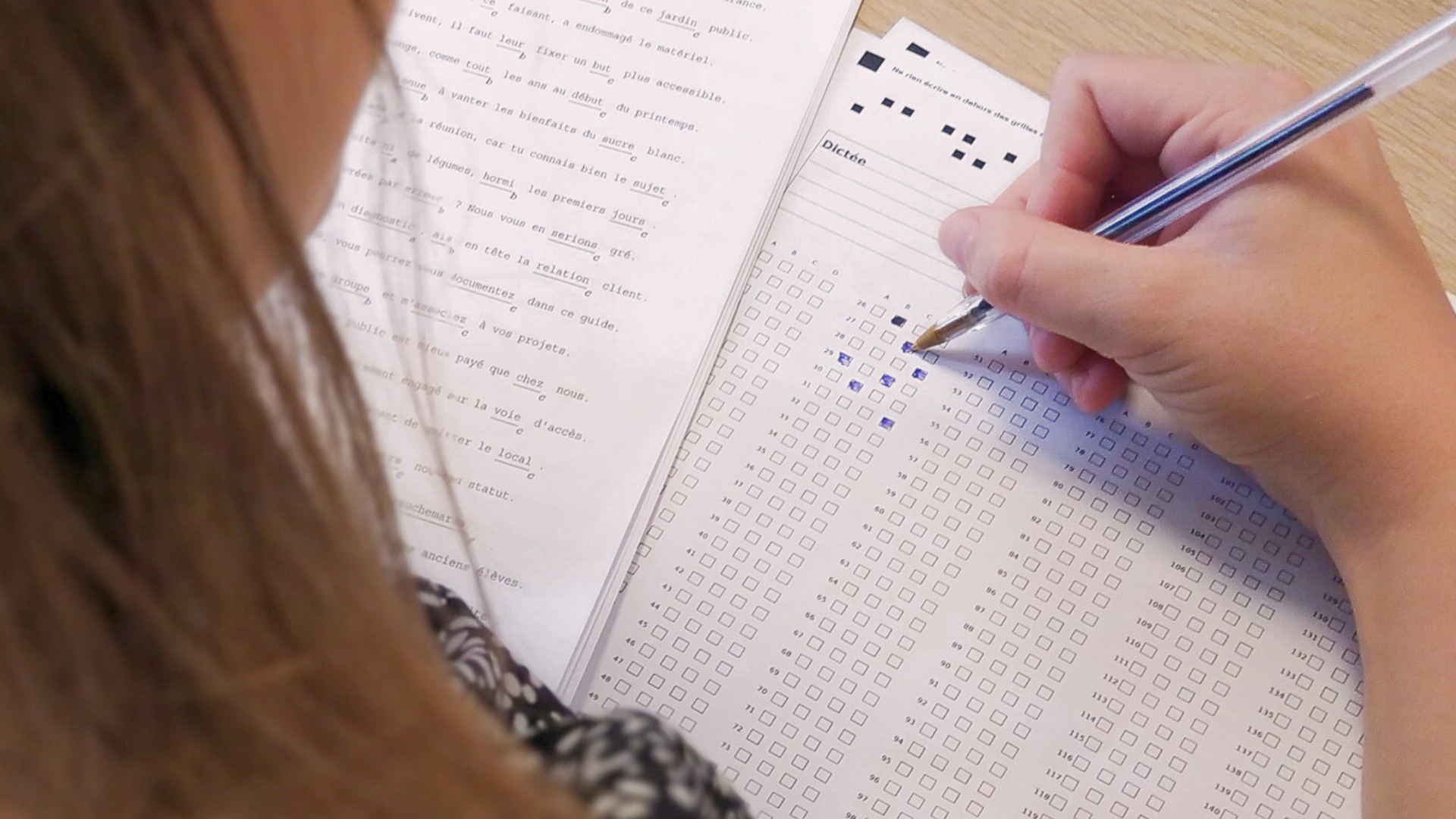 Une jeune fille passe l'épreuve du Certificat Voltaire en centre d'examen.