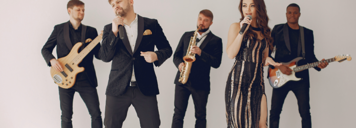 Un groupe de musique joue, accompagné d'une chanteuse.