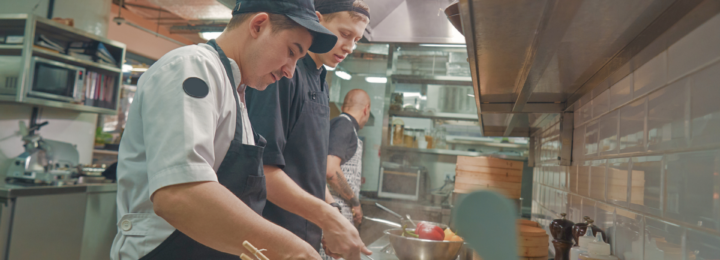 Des cuisiniers préparent des plats.