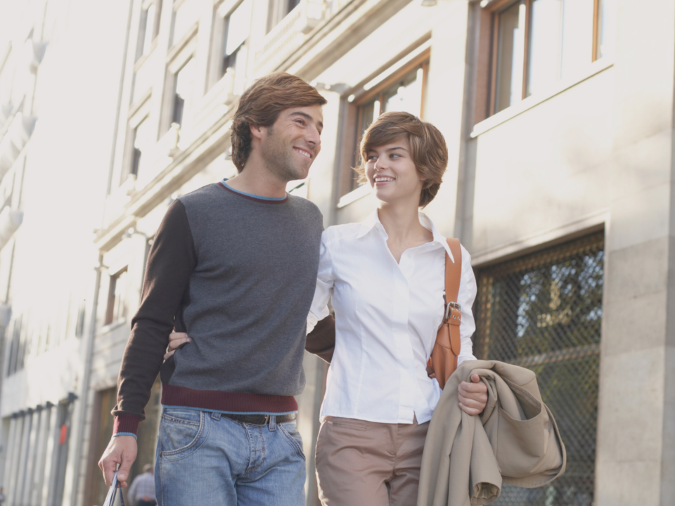 Un couple se promène dans la rue.