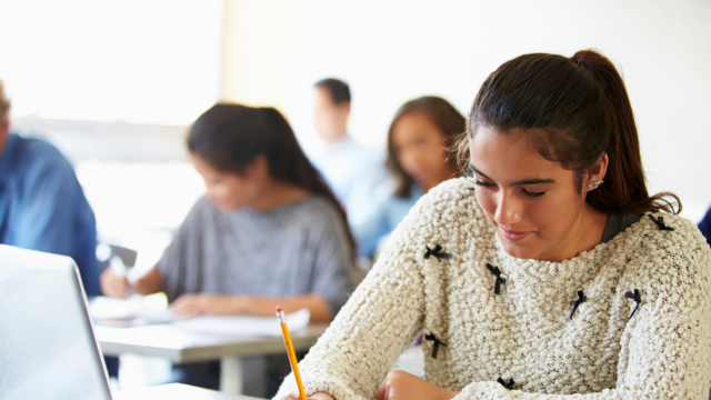 Une étudiante en salle de classe