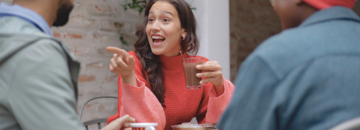 Des amis discutent autour d'un café.