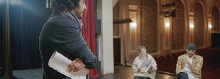 Un professeur donne des cours de théâtre.