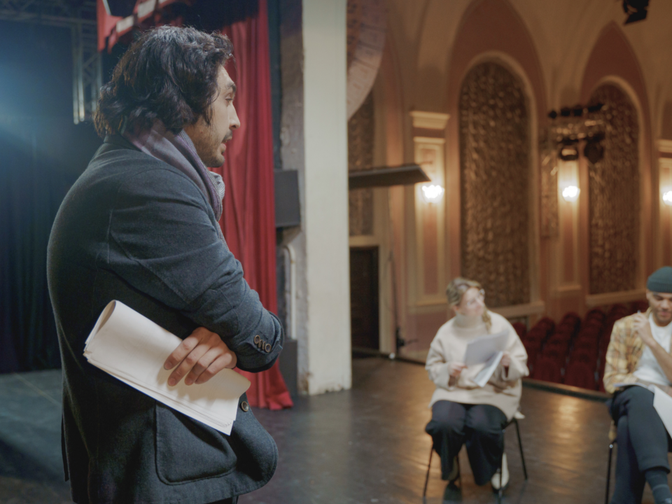 Un professeur donne des cours de théâtre.
