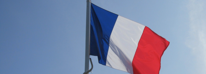 Un drapeau français vole au vent.