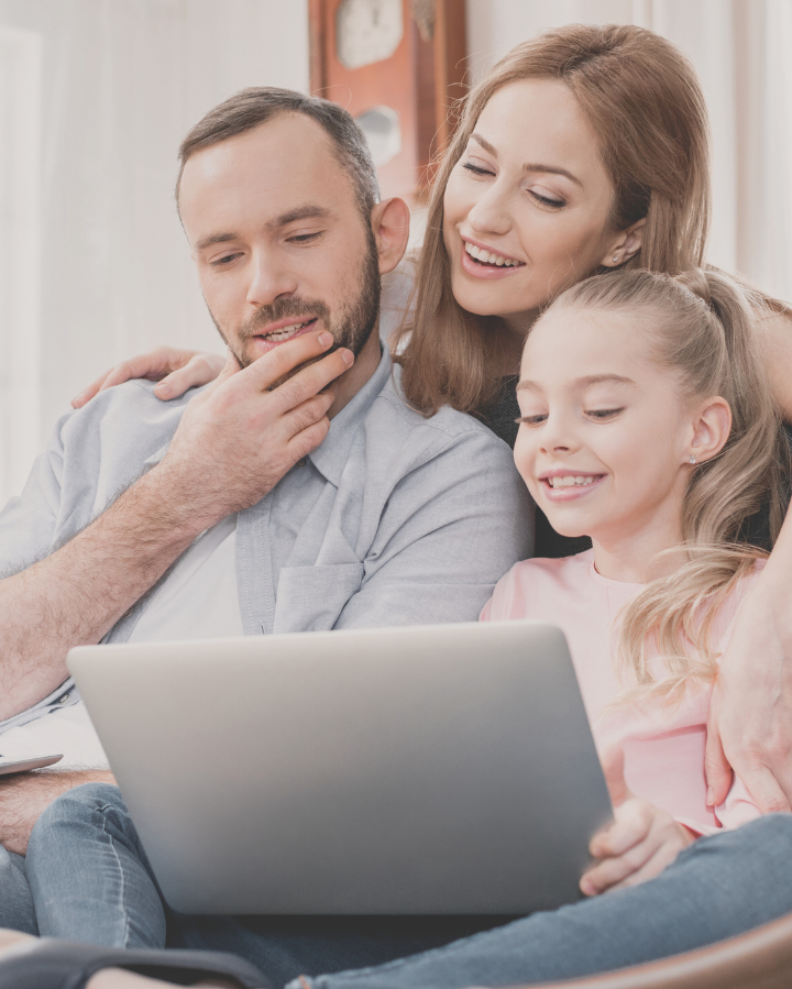 Une famille qui s'entraîne sur l'ordinateur familial.