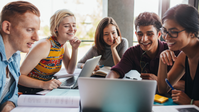 Groupe d'étudiants qui regarde l'écran d'un ordinateur portable