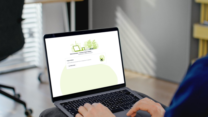 Un utilisateur consulte le portail de suivi du Projet Voltaire sur un ordinateur portable.