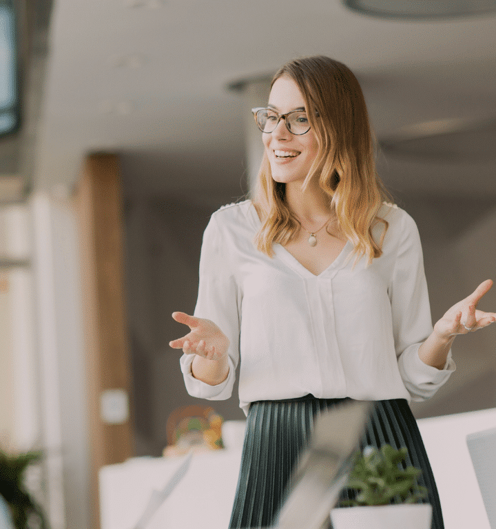 Une femme prend la parole devant ses collègues.